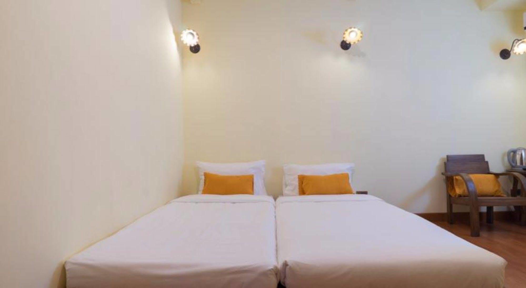 Manon Sleepeatdrink Bed & Breakfast Chiang Mai Exterior photo