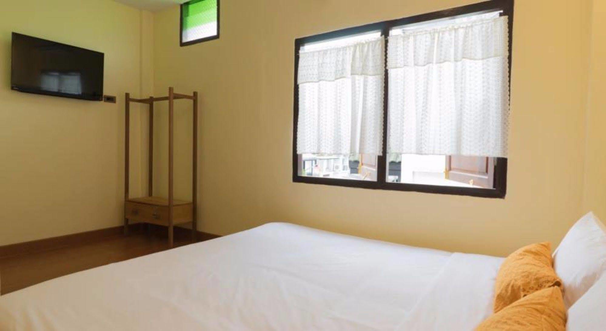 Manon Sleepeatdrink Bed & Breakfast Chiang Mai Exterior photo