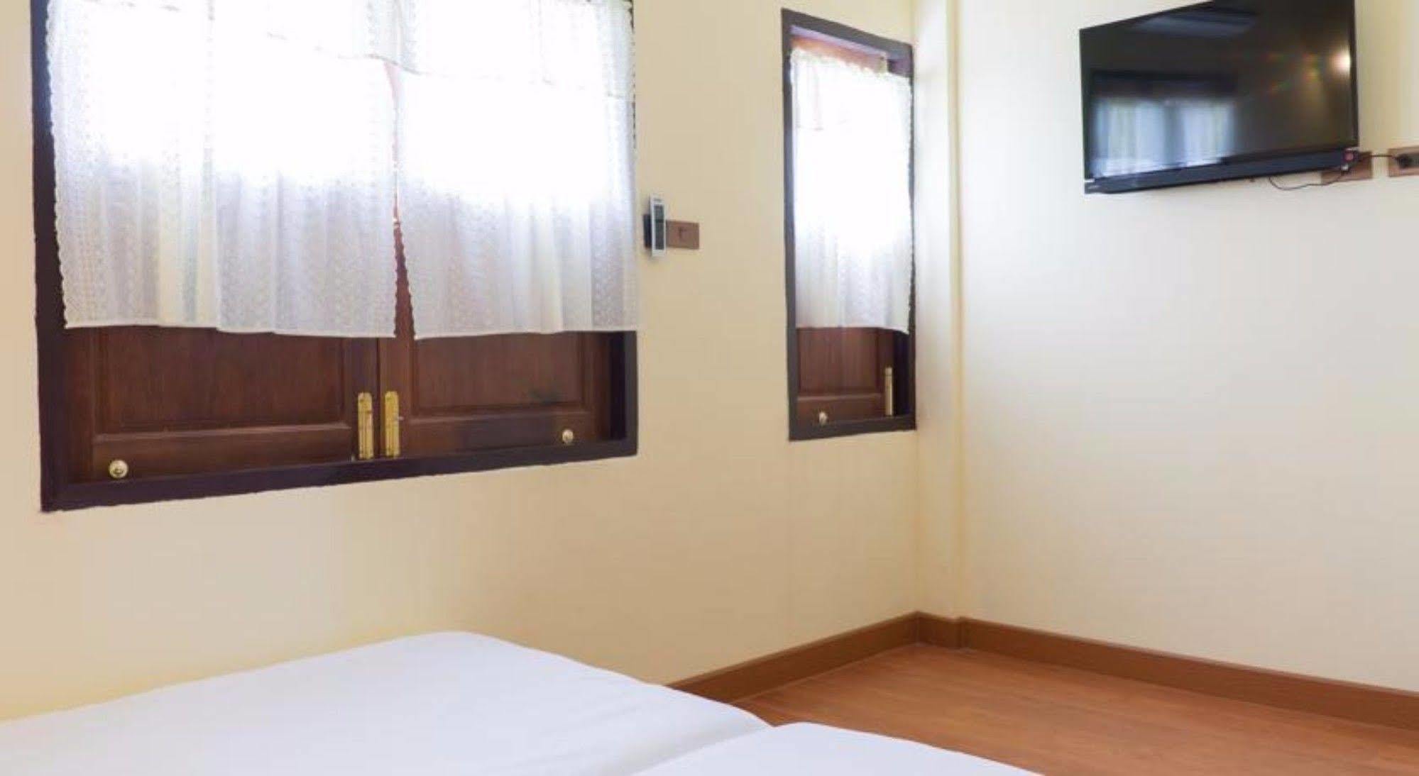 Manon Sleepeatdrink Bed & Breakfast Chiang Mai Exterior photo
