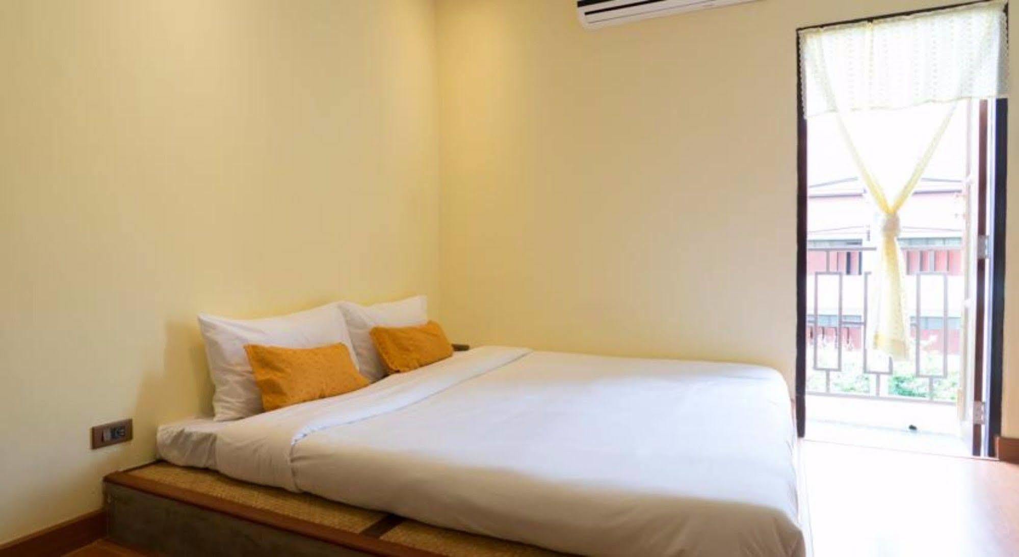 Manon Sleepeatdrink Bed & Breakfast Chiang Mai Exterior photo