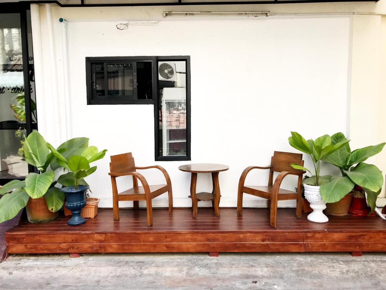 Manon Sleepeatdrink Bed & Breakfast Chiang Mai Exterior photo